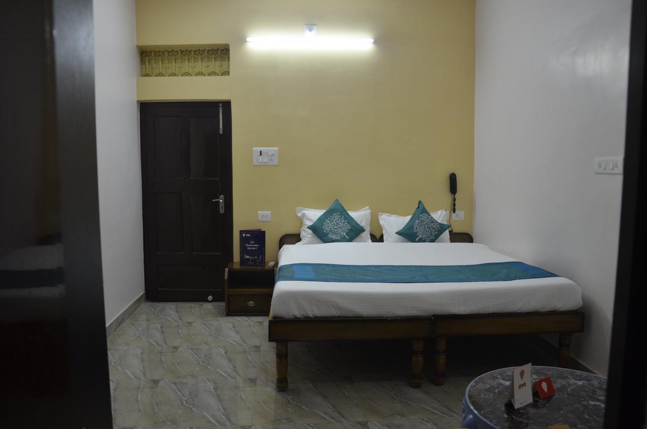 Oyo 7622 Varanasi Stays Kültér fotó